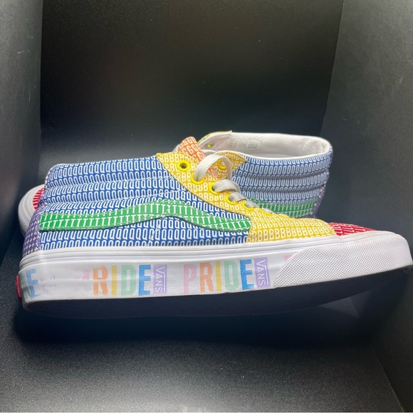 Vans Sk8-Mid Pride Multi color LGBTQ
Men’s SZ 7.5 or women size SZ 9
Collectors - Picture 7 of 11